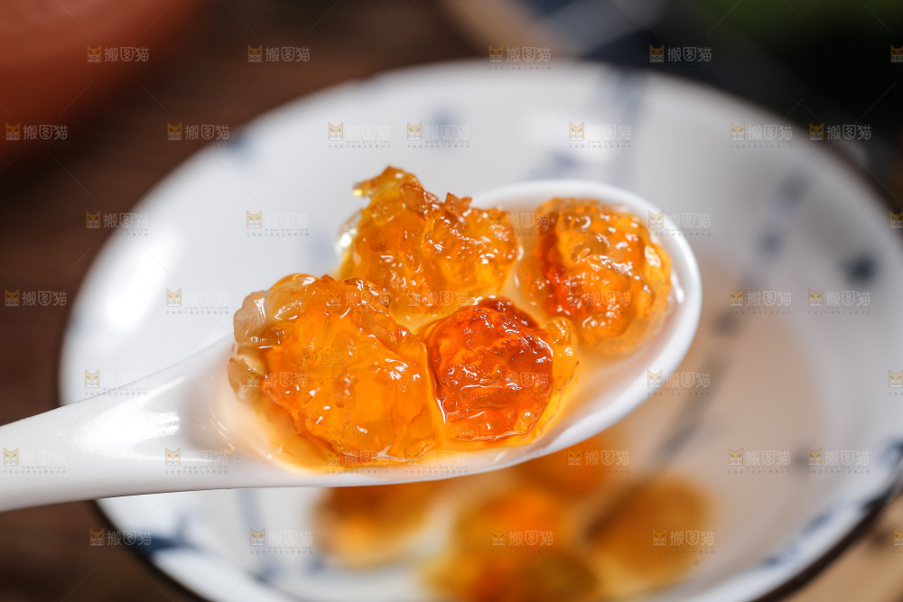 勺子上舀着泡发过的桃树胶