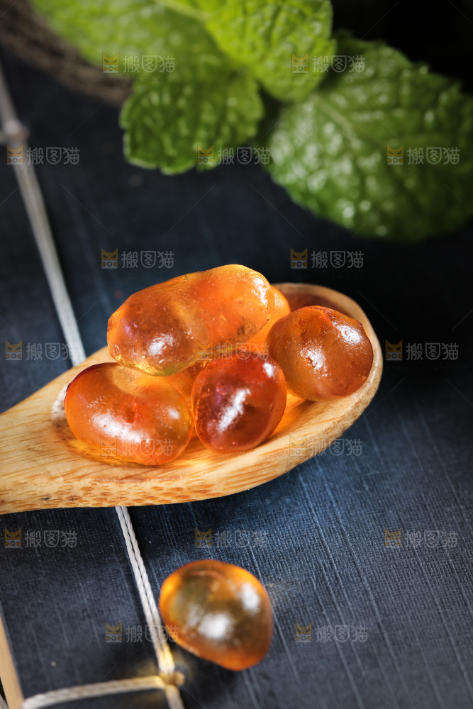 勺子上舀着桃胶