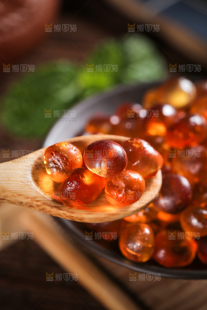 勺子上舀着桃树胶