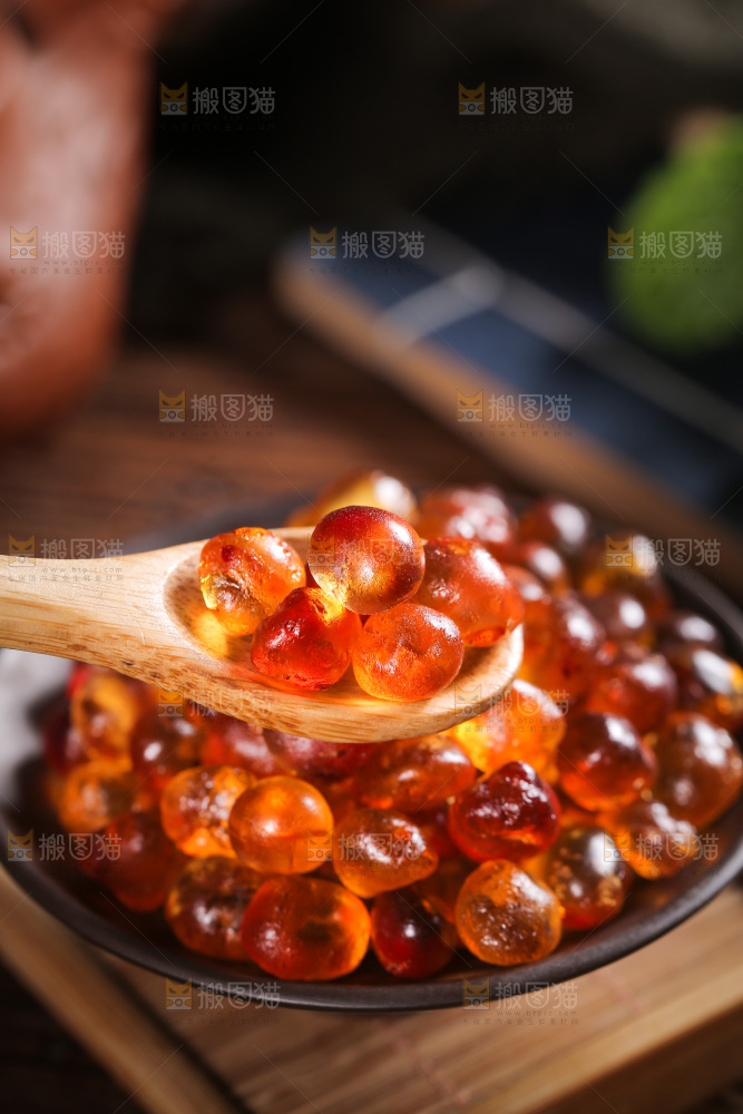 勺子上舀着桃树胶