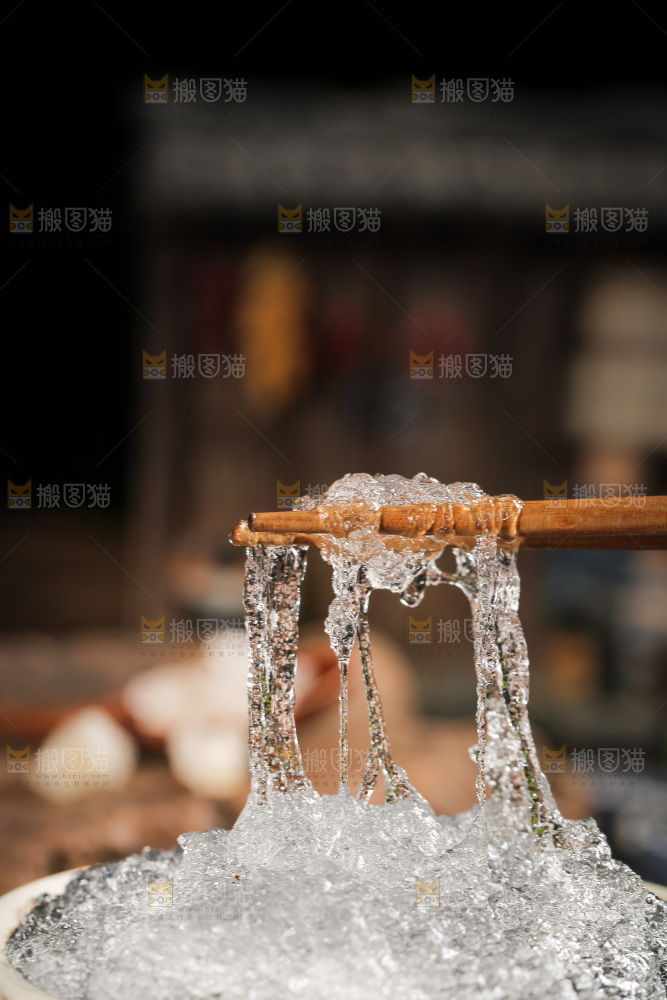 筷子上夹着拉丝雪燕