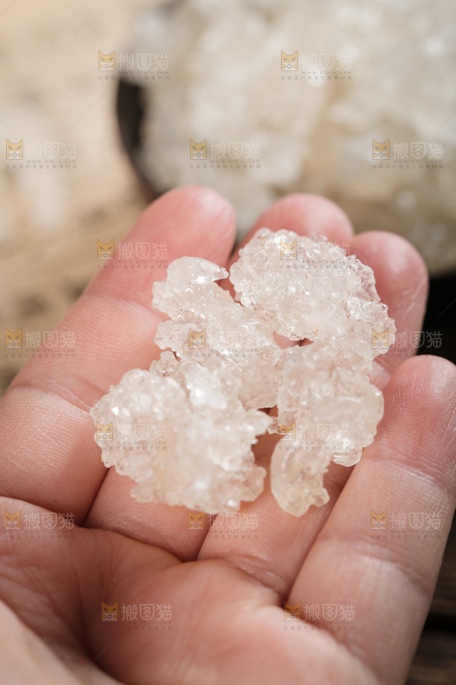手里拿着拉丝雪燕
