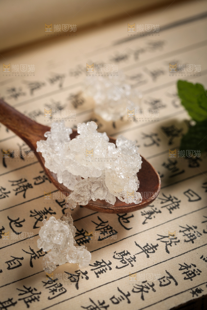 勺子上舀着拉丝雪燕