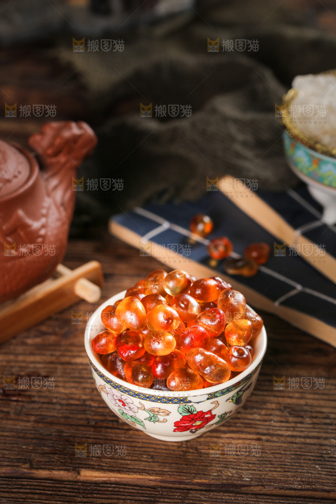 木板上放着一碗桃树胶