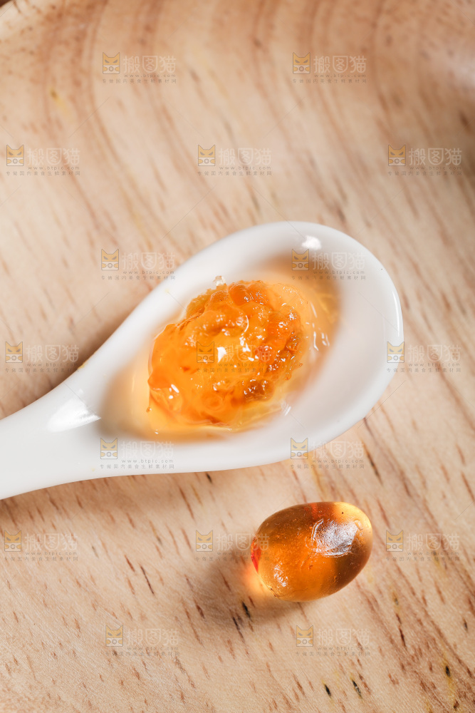 勺子上舀着泡发过的桃树胶