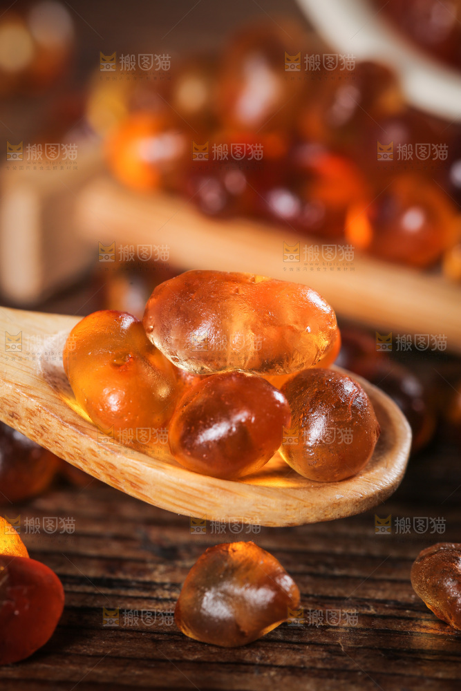勺子上舀着桃胶