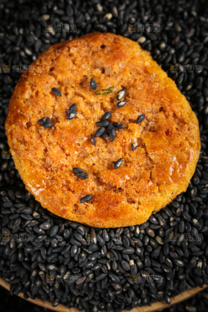 黑芝麻上放着鸡仔饼