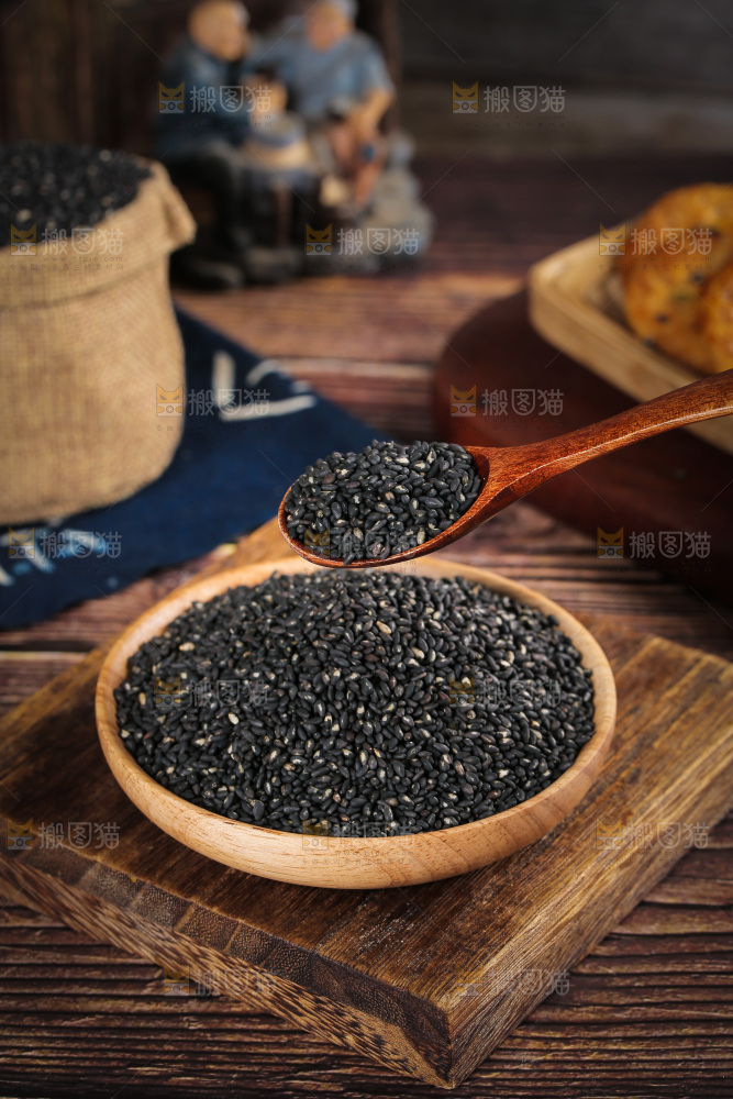 勺子上舀着黑芝麻粒