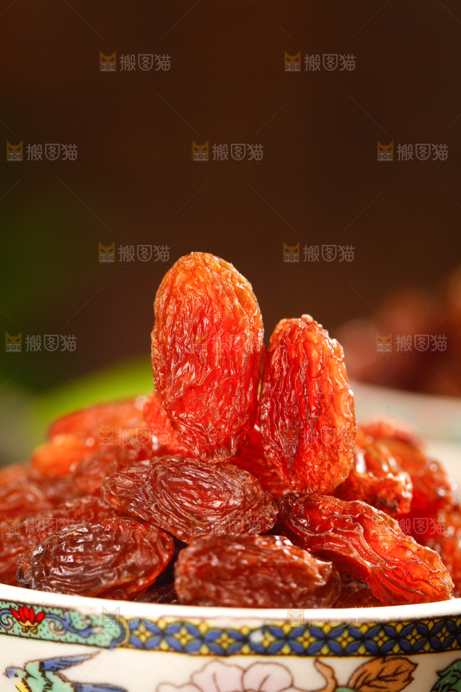 碗里装着红葡萄干
