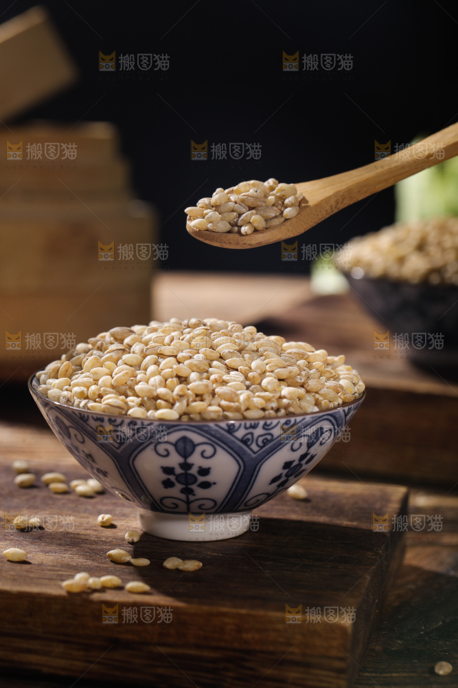 木板上放着一盘白青稞米