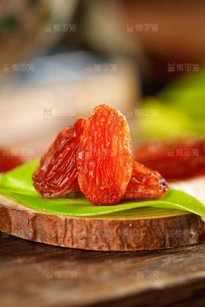 叶子上放着玫瑰红葡萄干