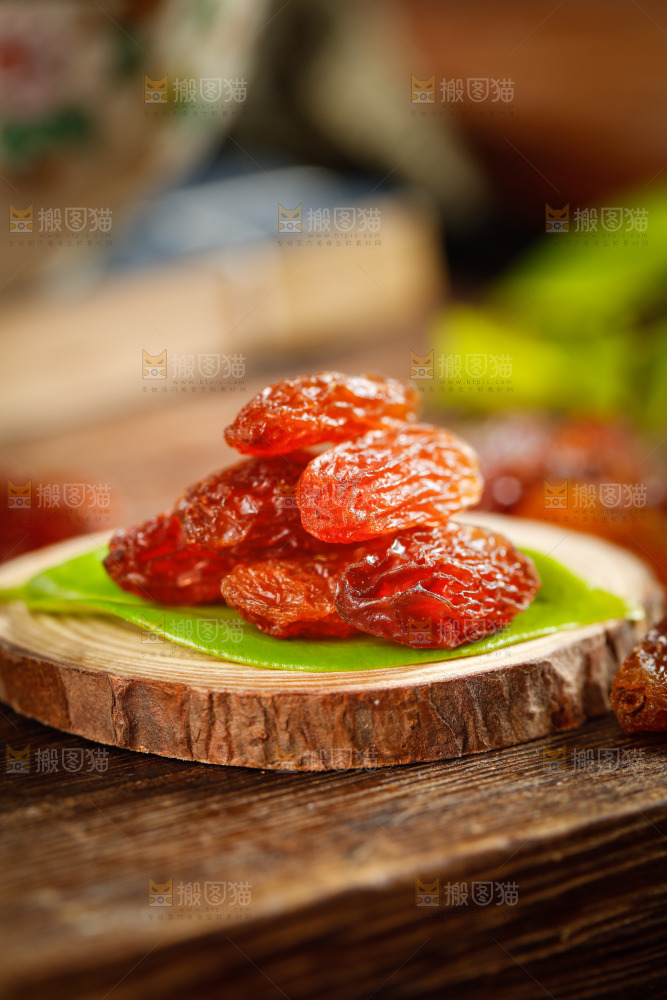 叶子上放着玫瑰红葡萄干