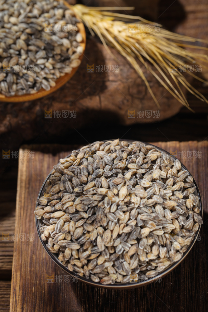 木桌上放着一碗蓝青稞