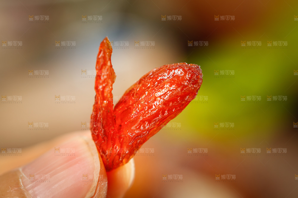 手里拿着红葡萄干