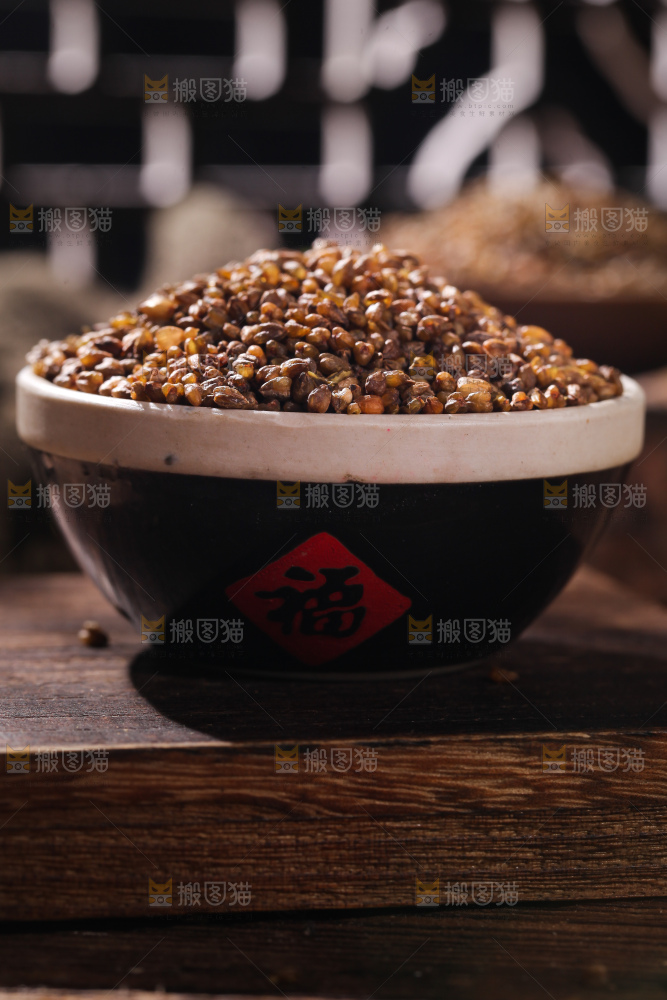 木板上放着一碗苦荞