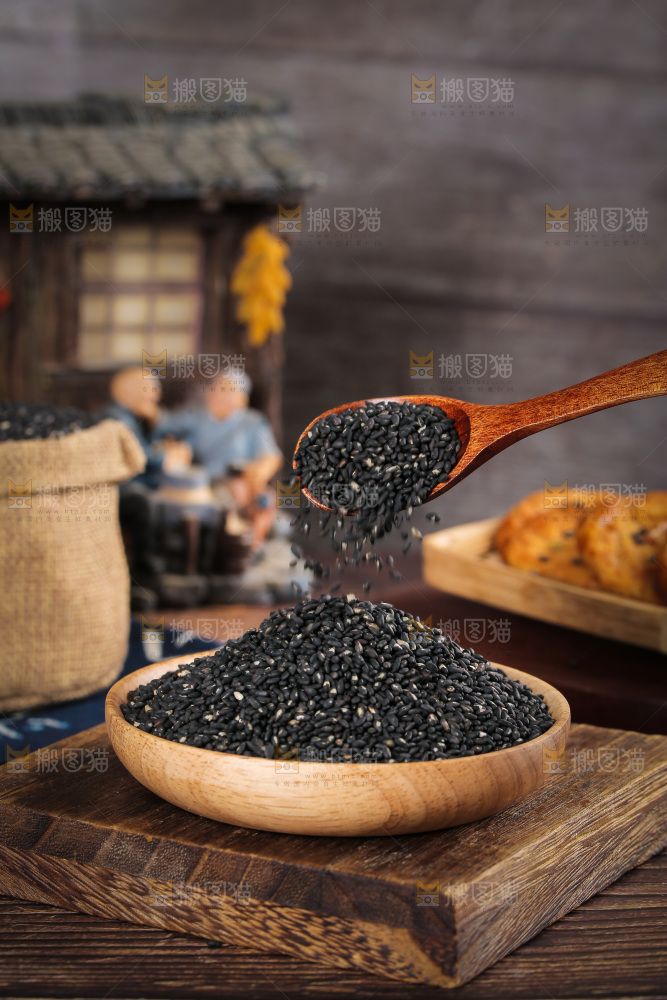 勺子上舀着黑芝麻粒