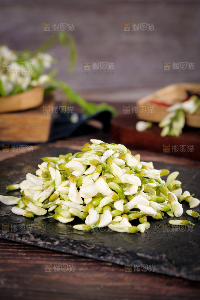 黑底上放着洋槐花