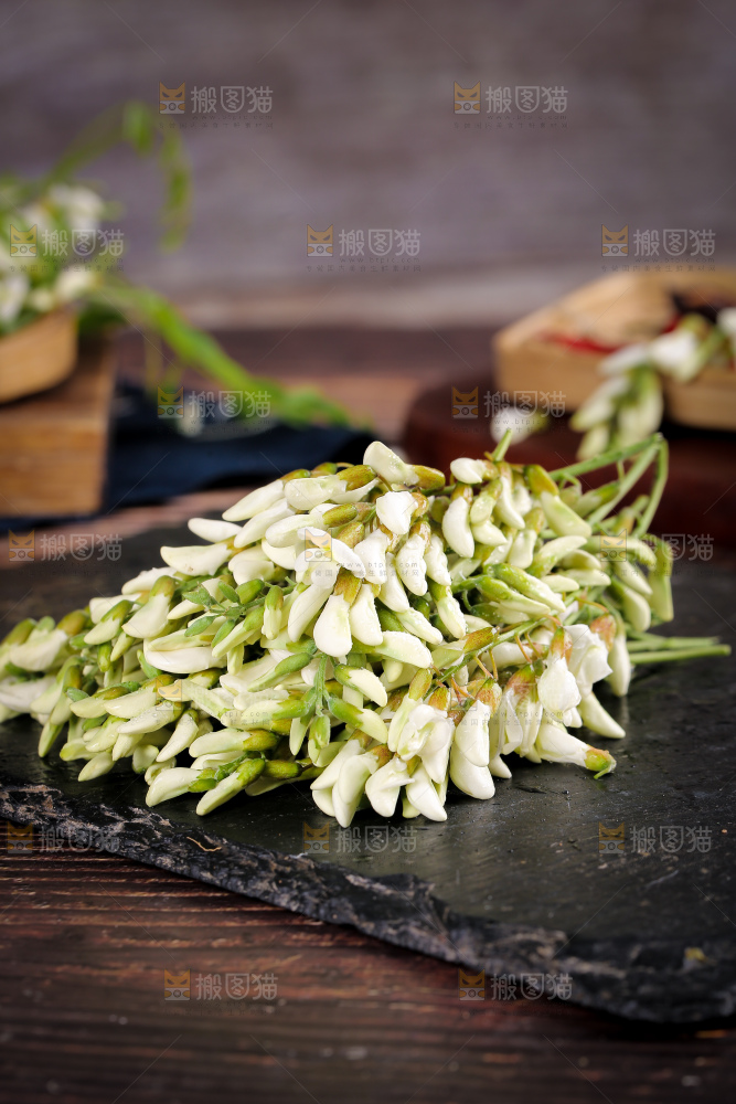 黑底上放着洋槐花