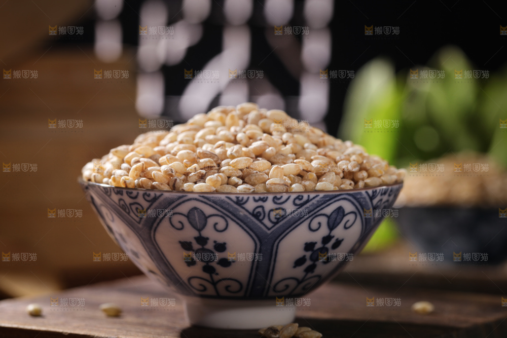 木桌上放着一碗白青稞米