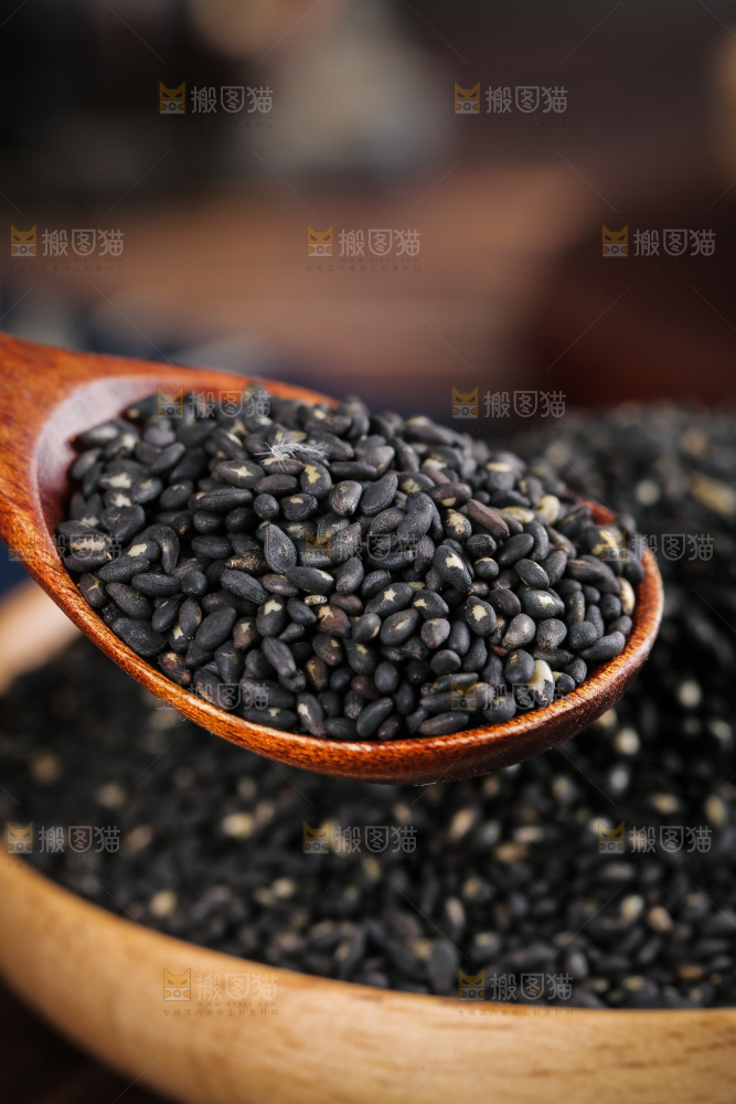 勺子上舀着黑芝麻粒