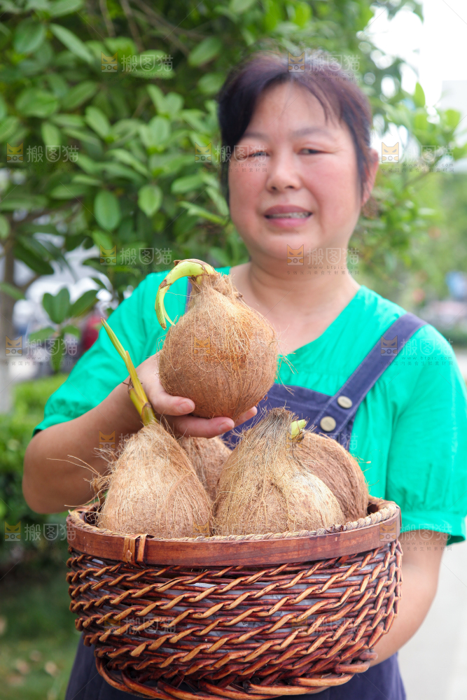 女人手里拿着椰宝