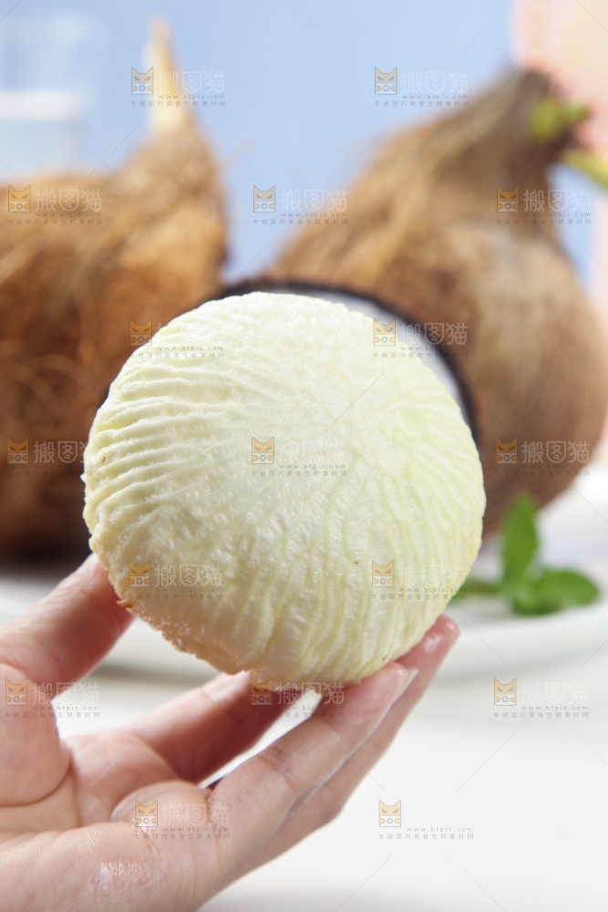 手里拿着椰宝果肉