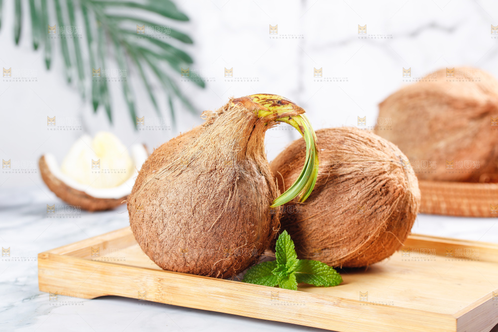 木盘里放着海南椰宝