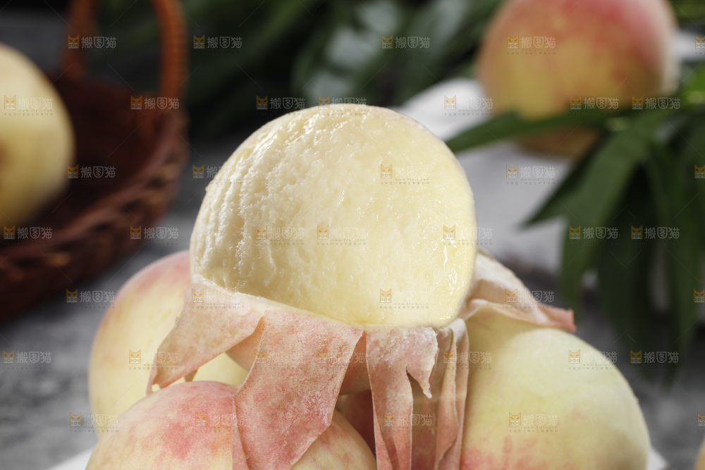 一堆新鲜水蜜桃