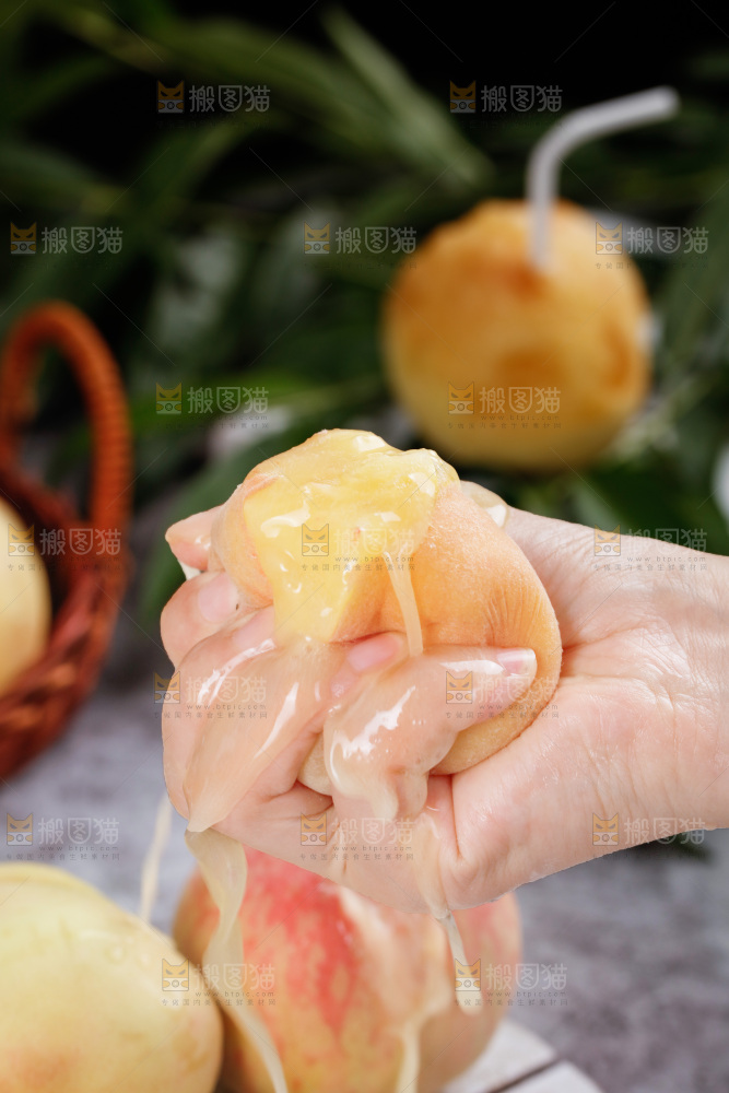 手里爆汁的水蜜桃