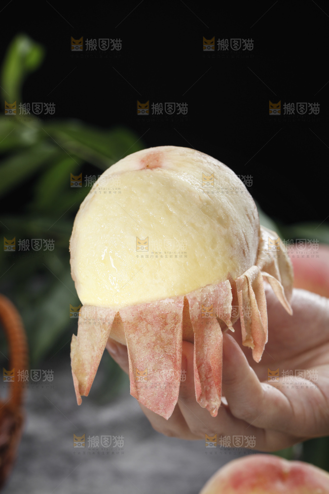 手里拿着水蜜桃