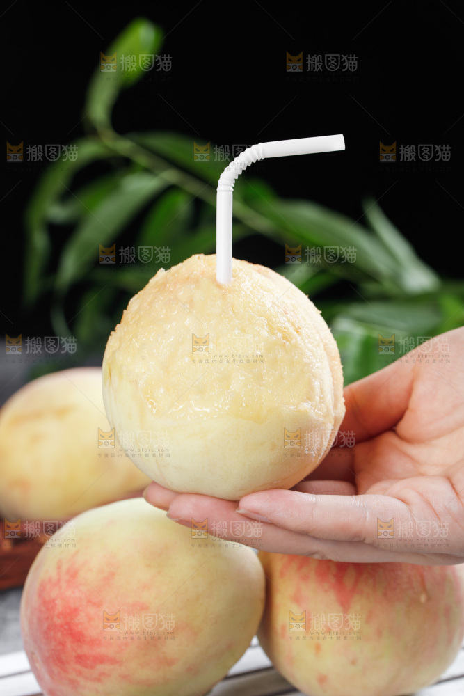 木底上放着无锡水蜜桃