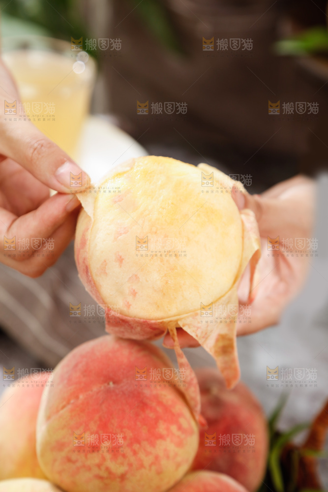 手里撕着皮水蜜桃
