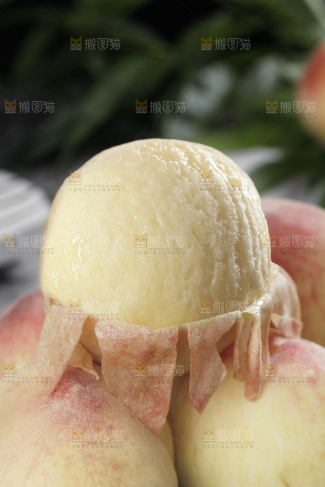 一堆新鲜水蜜桃