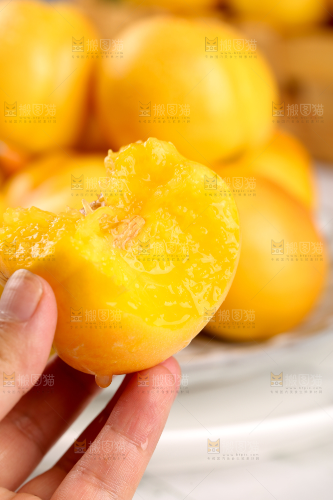 手里拿着黄油桃