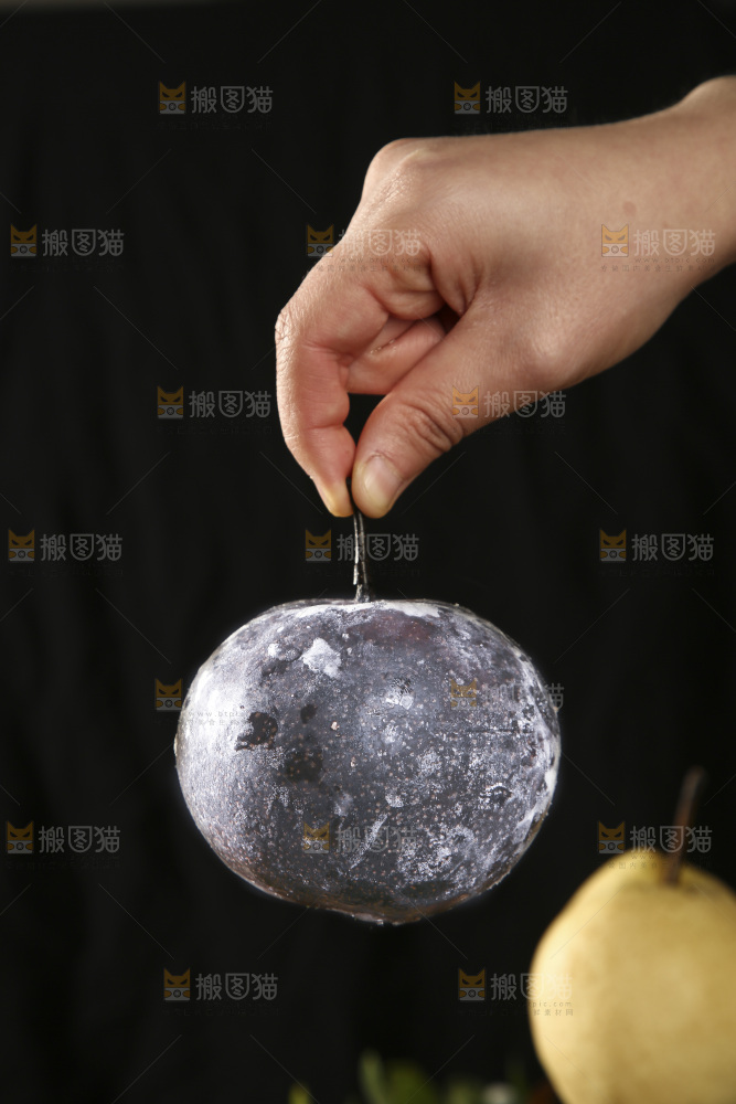 手拿着东北冻梨