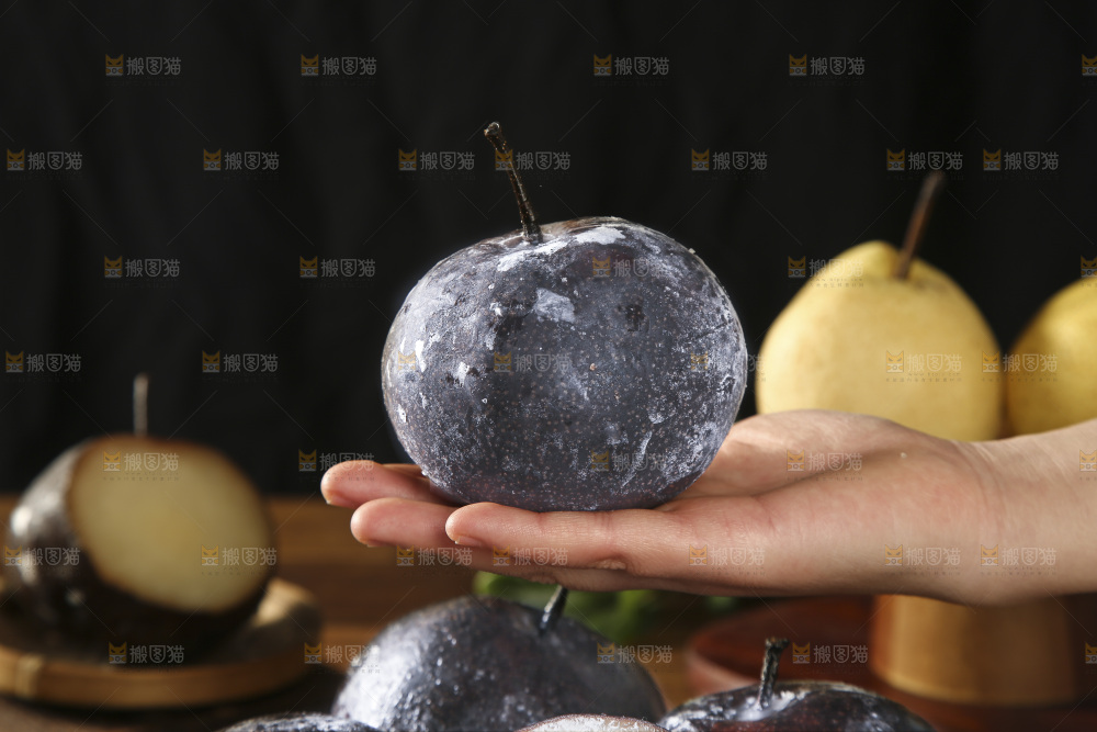 手拿着东北冻梨