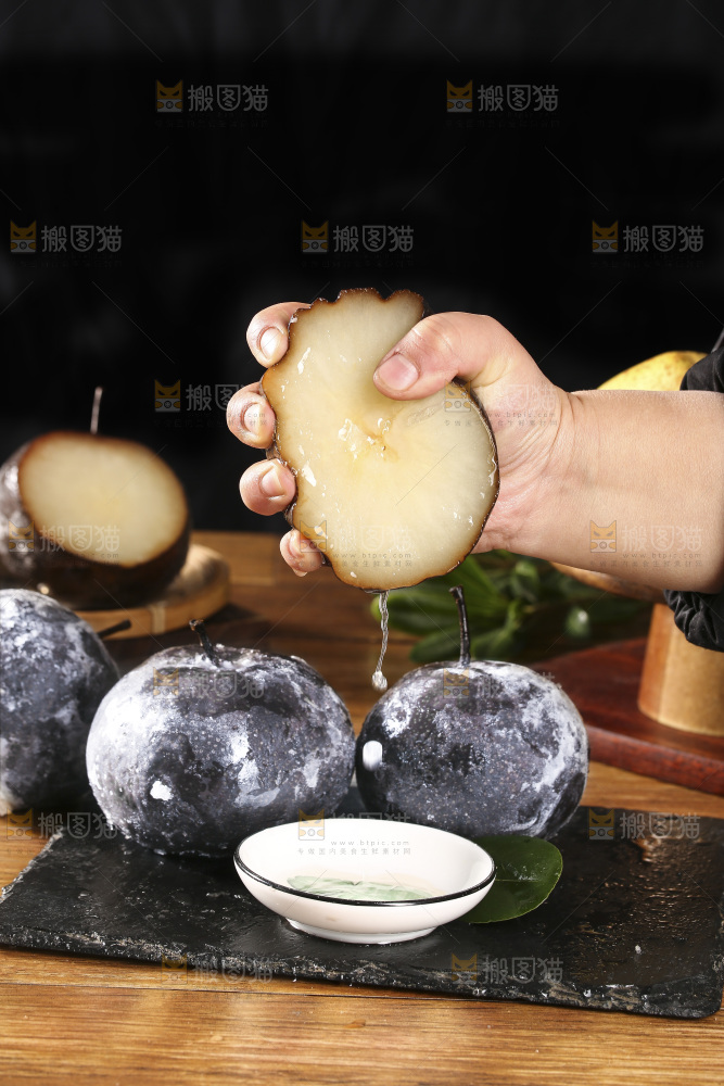 手里爆汁的冻梨