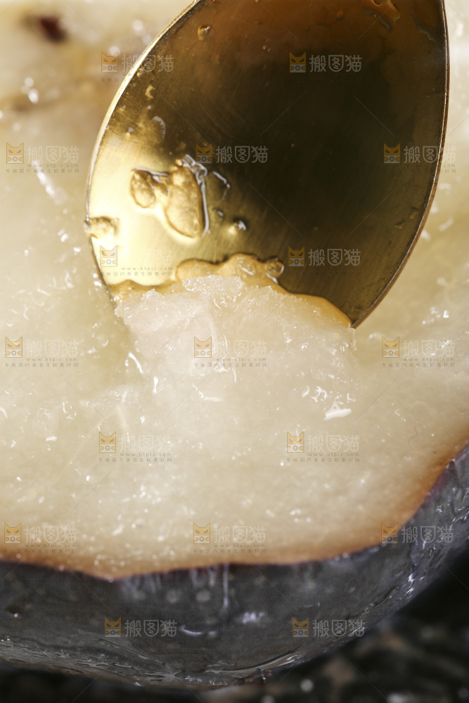 勺子上舀冻梨果肉