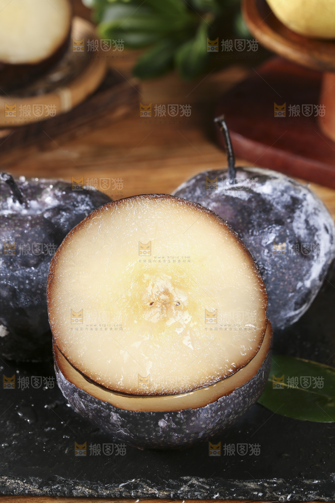 黑石板上放着黑冻梨