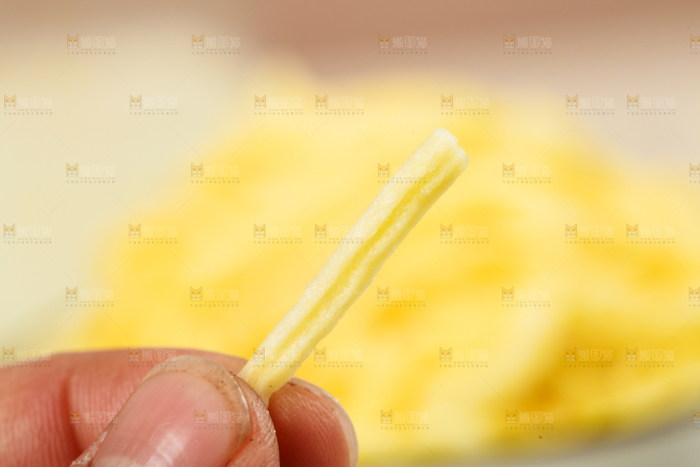 手拿着芝士碎