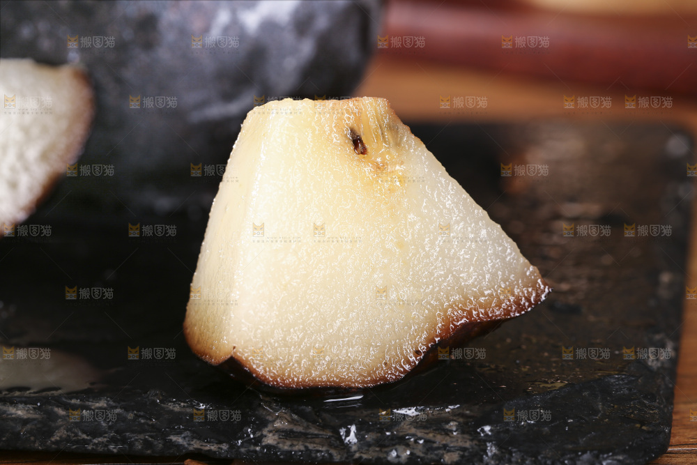 黑底上放着冻梨果肉