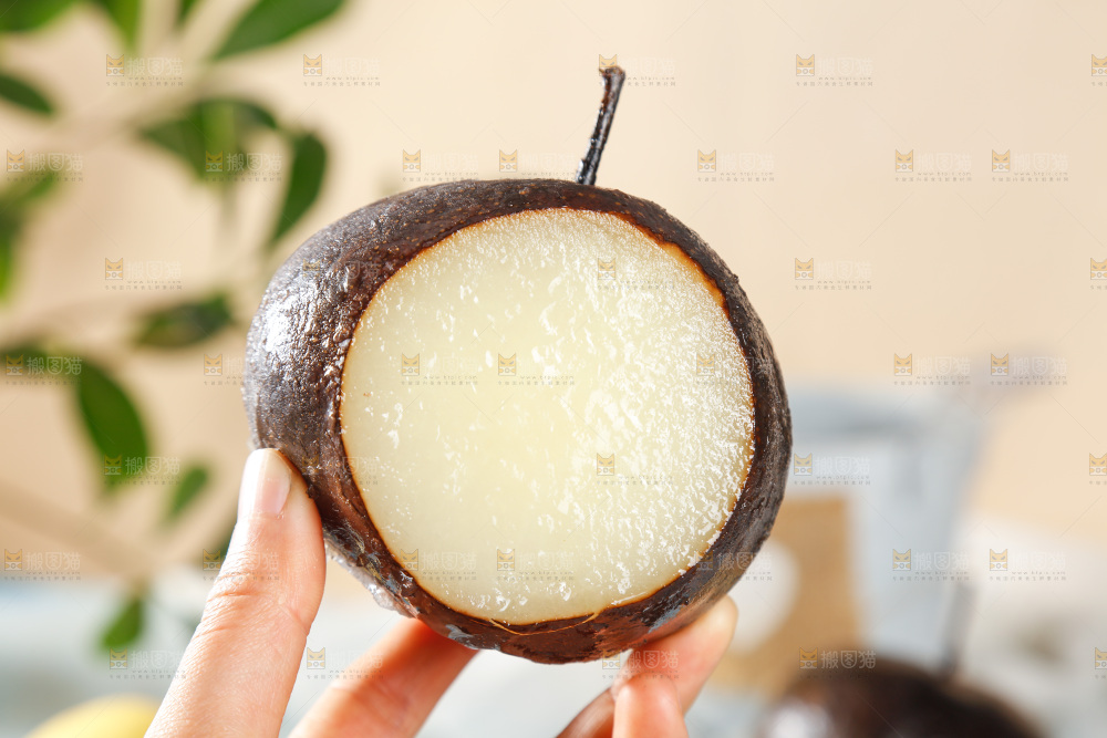 手里拿着东北冻梨
