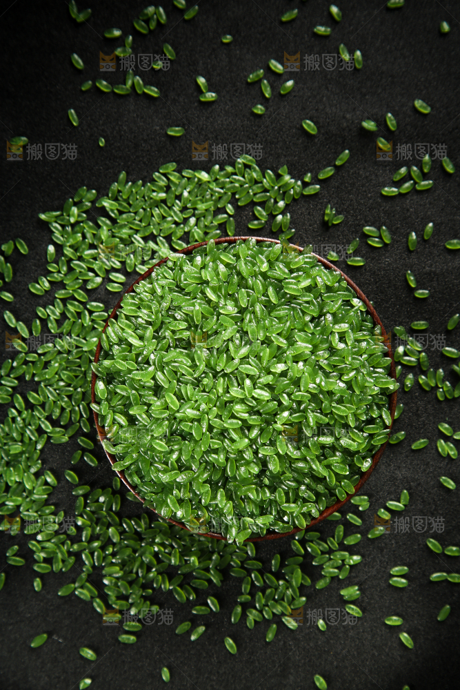 黑底上放着一碗绿竹米