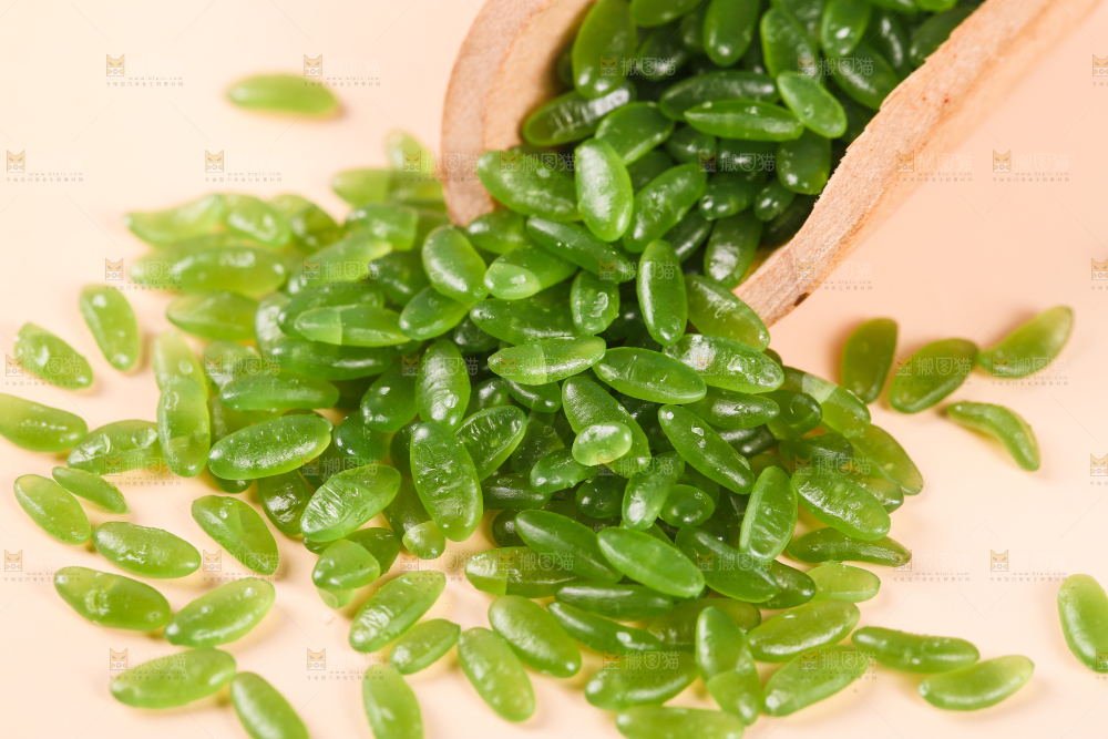 浅底上放着东北绿竹米