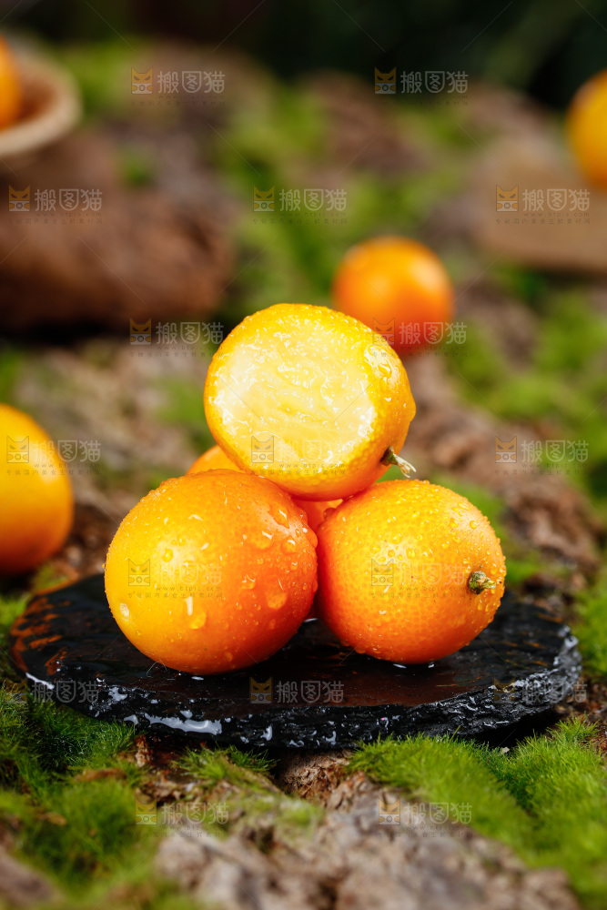 黑底上放着一堆小金橘