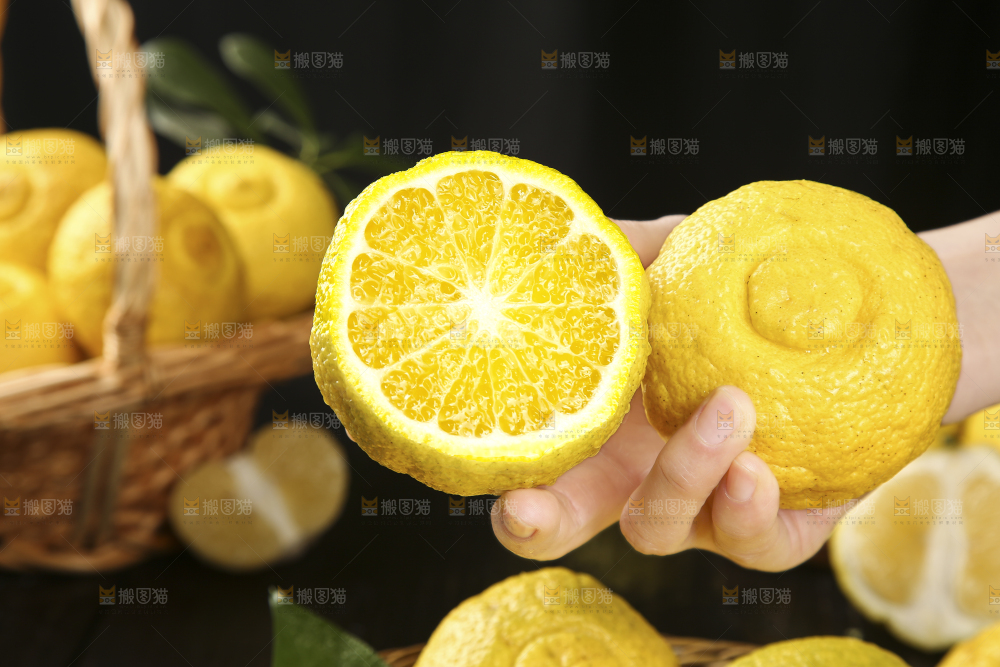 手拿切开的黄金贡柚