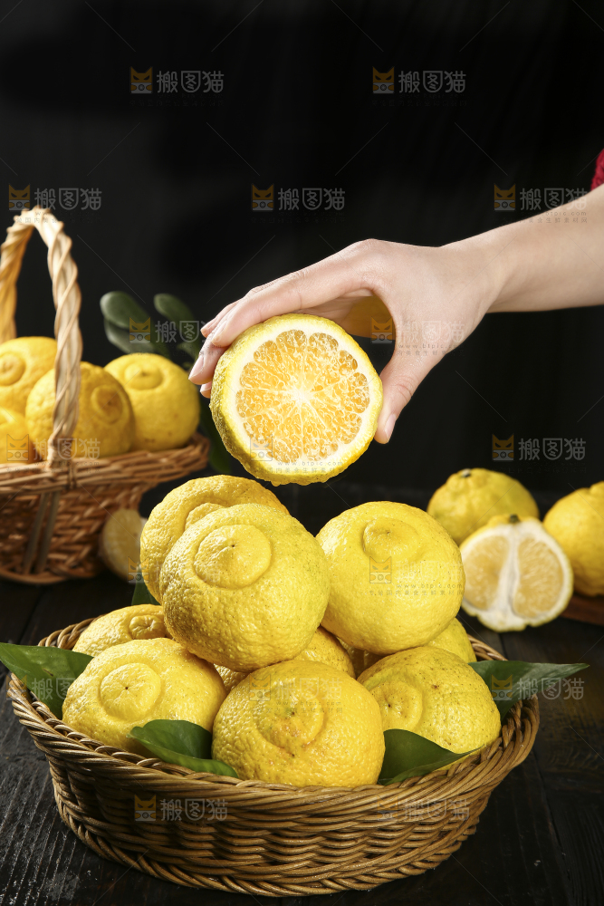 手拿贡柚