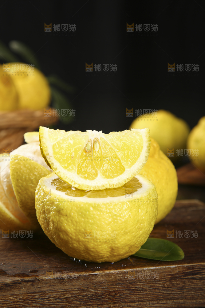 木底上摆放着切开的黄金贡柚