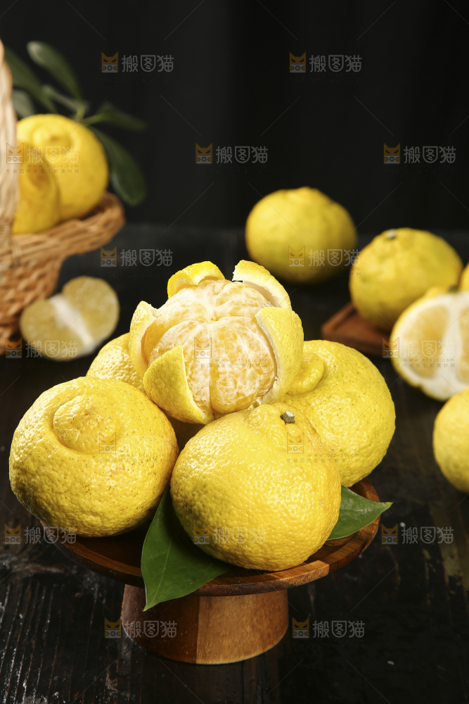 黑底上放着一盘黄金贡柚