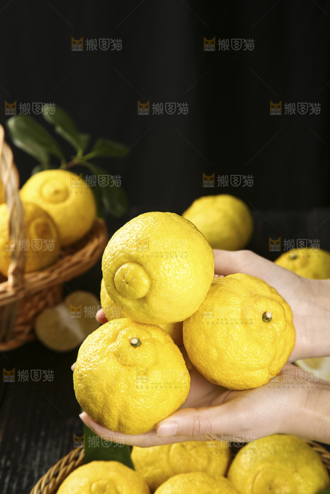 手捧贡柚